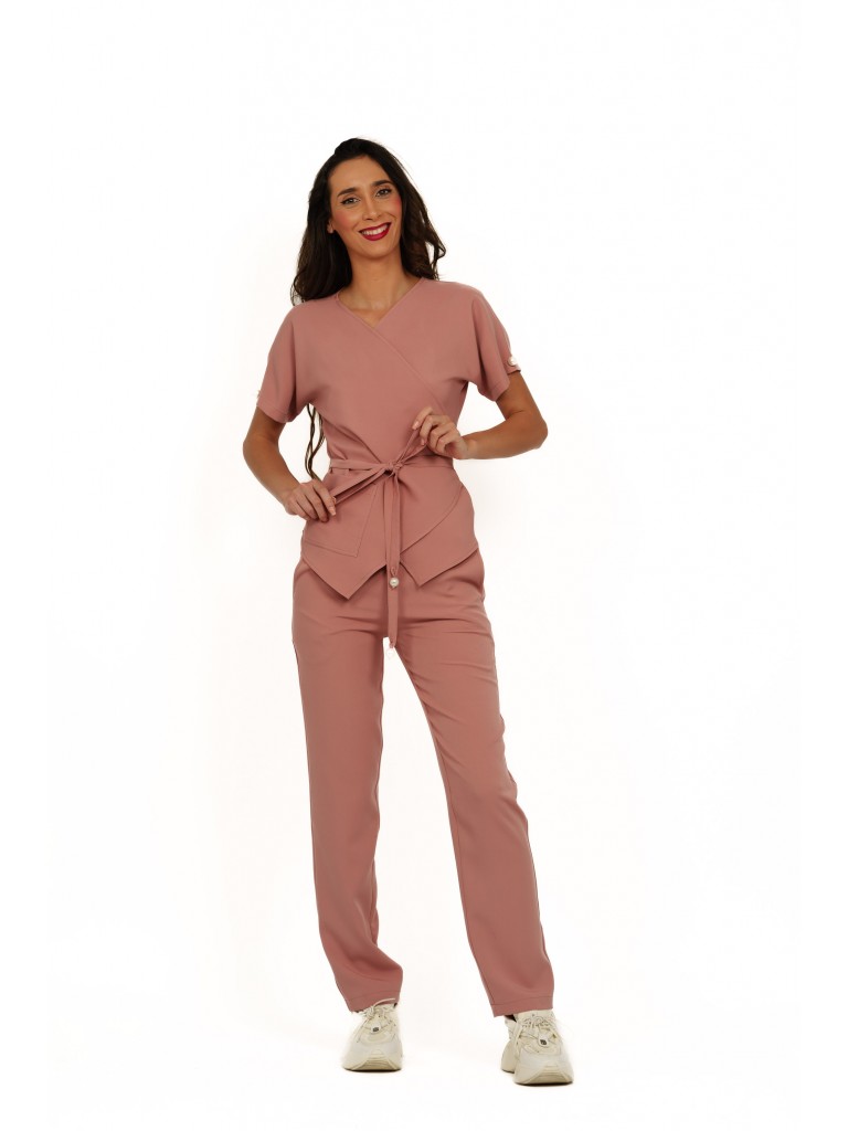      Uniforma medicala dama, Laura Olteanu, bluza petrecuta-pantaloni, roz prafuit